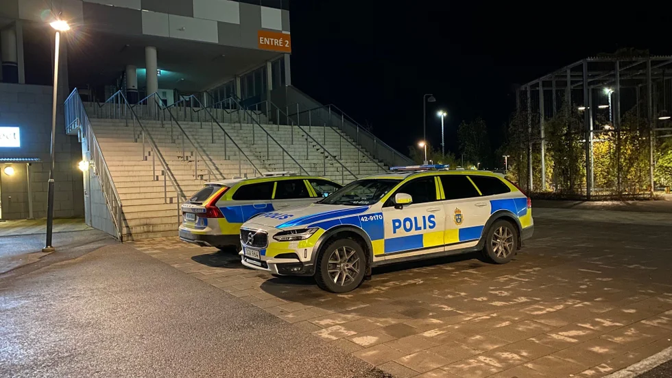 Polisen på plats där en tonåring skadats och förts till sjukhus.