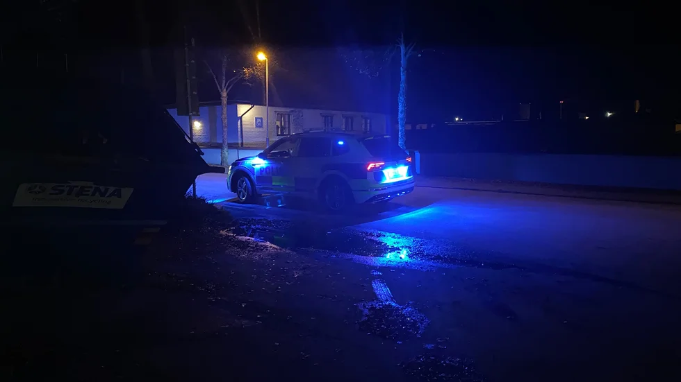 Ambulans och polis anlände till olyckan.
