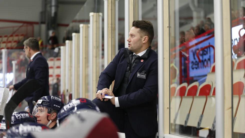 Västerviks IK:s tränare Martin Gudmundsson under bortamatchen mot Troja/Ljungby.