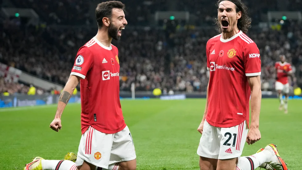 Bruno Fernandes och Edison Cavani jublar efter 2–0-målet mot Tottenham.