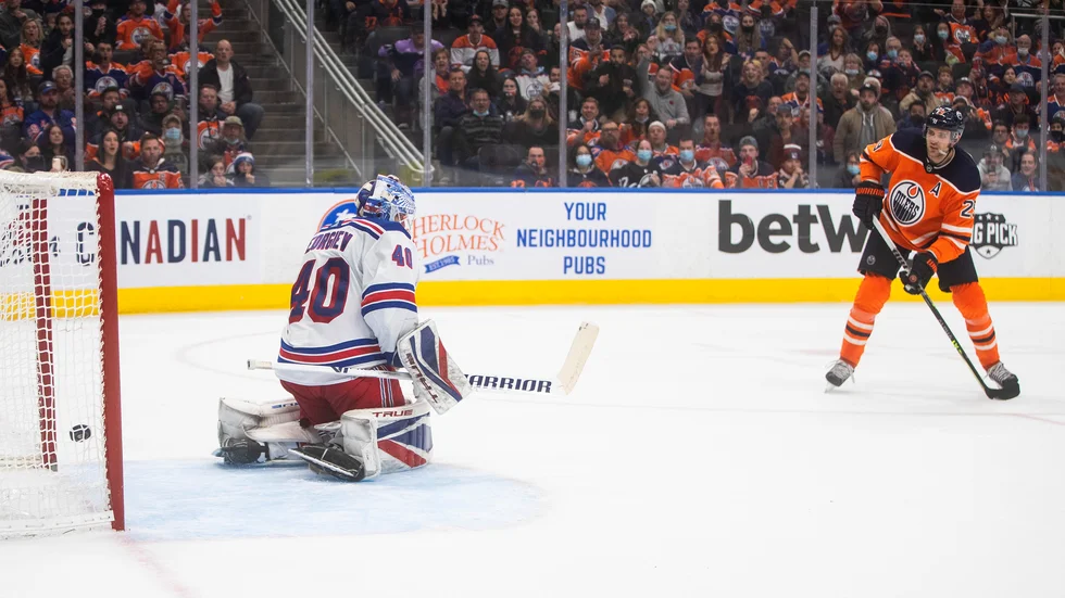 Edmontons Leon Draisaitl fick mycket yta framför Rangers-målet, och kunde slå in det avgörande målet.