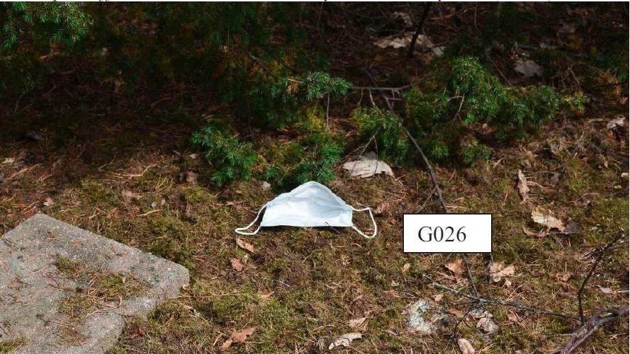 Ett upphittat munskydd i skogen fick avgörande betydelse i åtalet mot en 17-åring som misstänks ha skjutit ihjäl en polis. Bild ur förundersökningen.