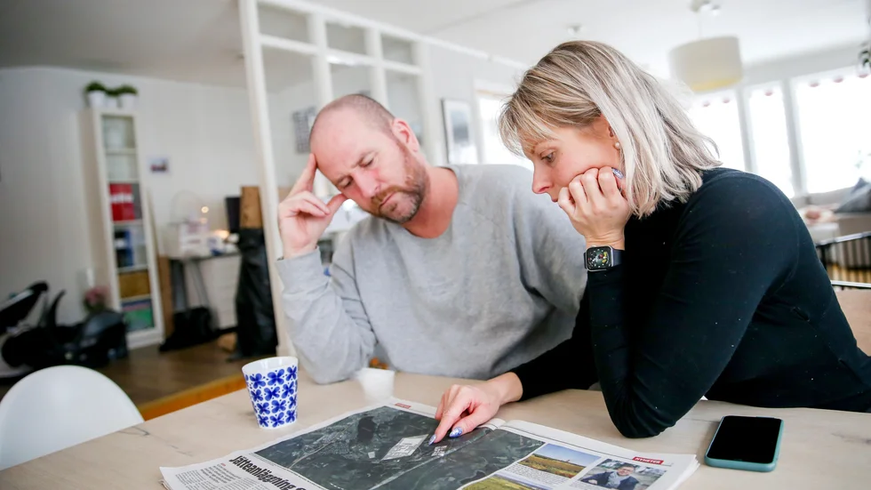 Mattias Hjelte och Josefine Nyström tittar på den nya placeringen av stålverket.