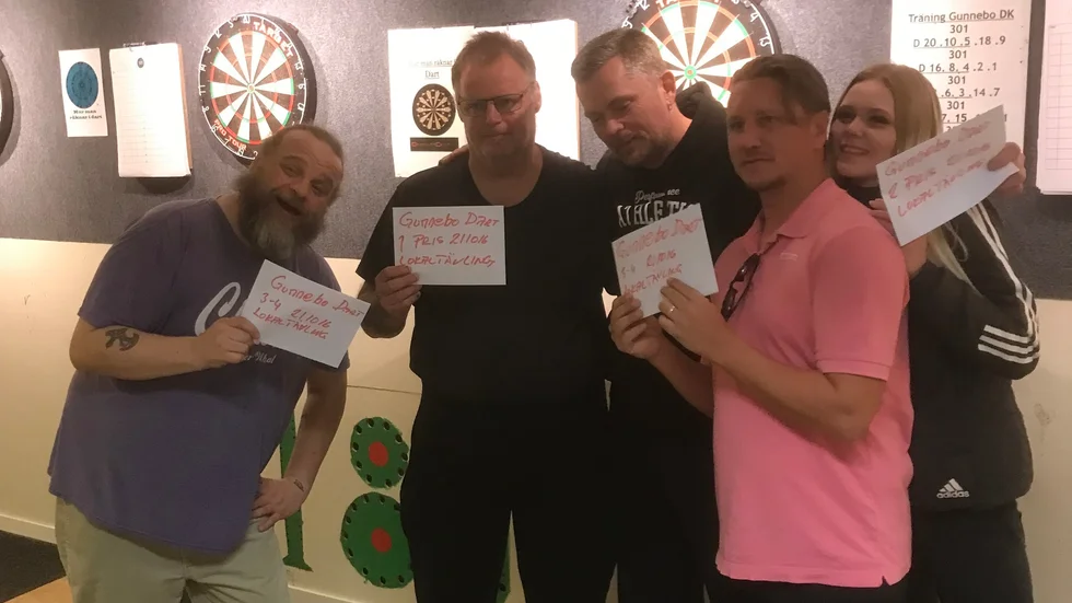 Från vänster ses Dan Abrahamsson Patrik Flodin Jimmy Öhr Jimmie Mattson och prisutdelare Johanna Öhr-