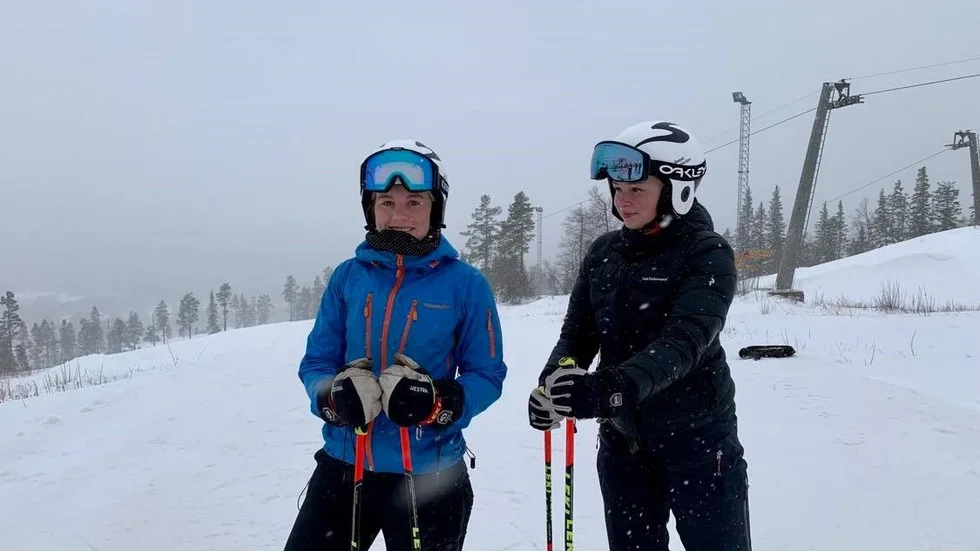 Olivia Wikström och Lea Andersson intog backen direkt när skidliften öppnade.