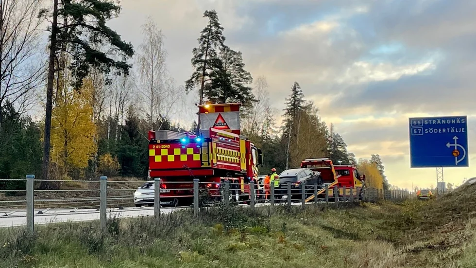 En personbil fick bärgas bort från riksväg 55 efter en singelolycka vid Sågmon under torsdagsmorgonen.