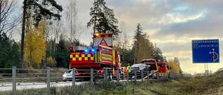 Bil mejade ner vajerräcke på 55:an vid Sågmon