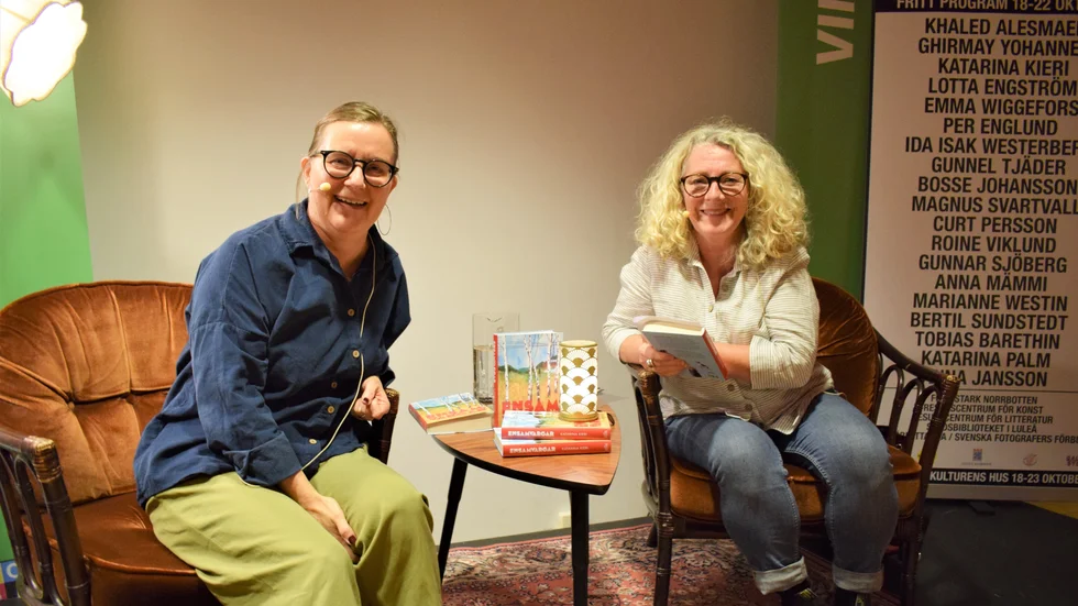 Katarina Kieri, till vänster, känner att hon får till det på ett enklare sätt när hon skriver ungdomsböcker, berättade hon i samtalet med Marianne Söderberg den första dagen av Bok & Bild i Kulturens hus i Luleå.