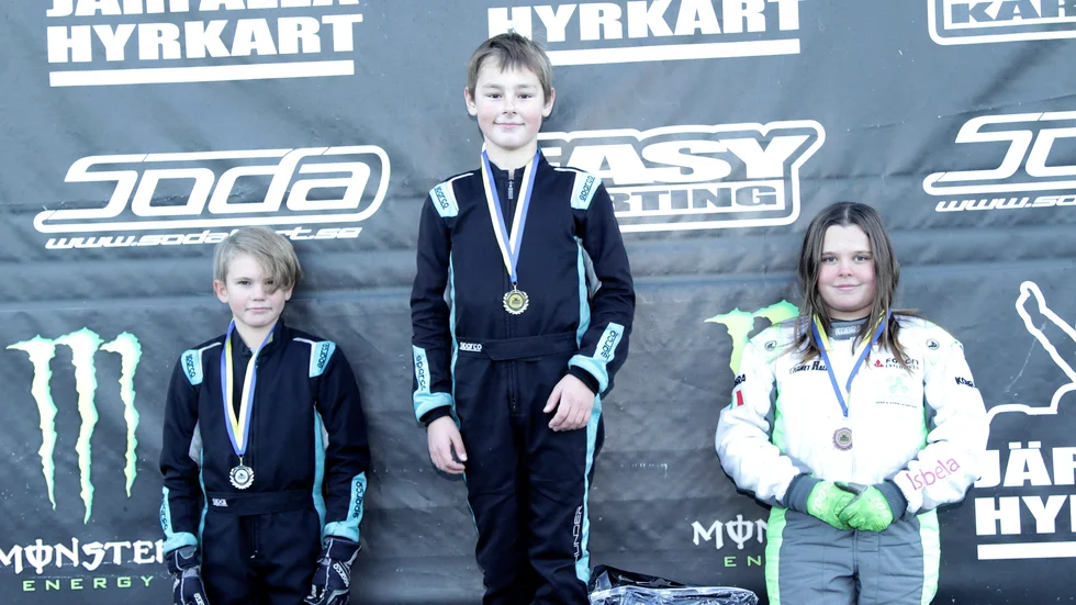 En riktigt glad Oskar Wiik tävlandes för KAK motorsport tar emot första priset med Devin Lundbrink Järfälla MK  på andraplatsen och Isabella Rapezzi Dahl Enköpings MK på tredjeplatsen. 