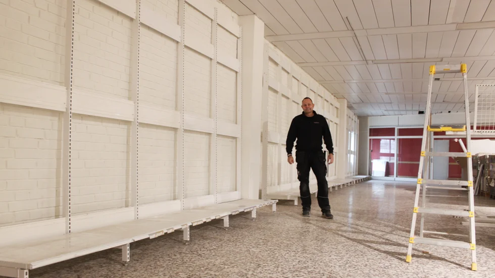 Patrik Wirlén visar upp var butikens egen leksaksbutik kommer att placeras.
