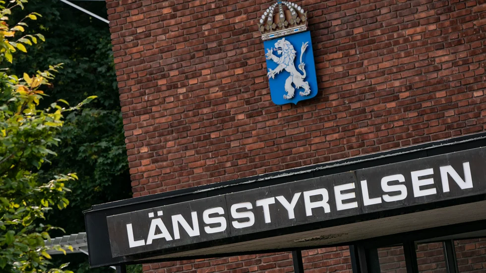 Länsstyrelsen kräver att hunden omedelbart slutar upphållas i rastgården och ägaren har en vecka på sig att skaffa ett nytt terranium till en sköldpadda. 