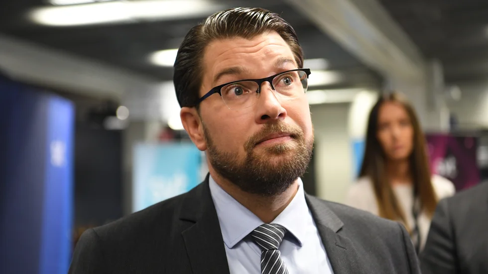 SD:s partiledare Jimmie Åkesson får hantera ytterligare en skandal sedan en medarbetare på riksdagskansliet avslöjats vara aktiv i vit makt-rörelsen. 