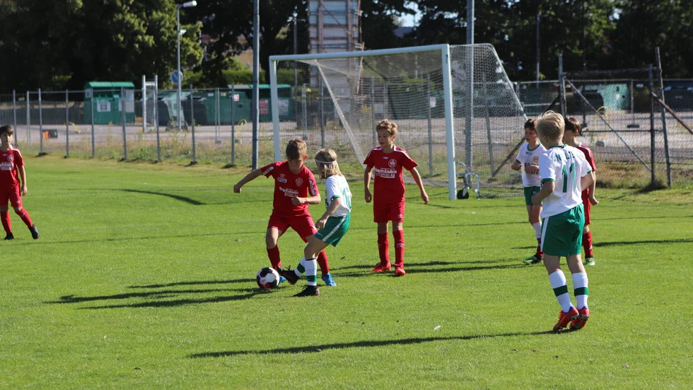 Tröjfärgen spelar ingen roll när KSK startar fotbollsakademi för en del av prispengarna från 30/30-fonden. Det viktiga är att huvudledaren Fredrick Innocenti får motiverade spelare för att bygga för framtiden.