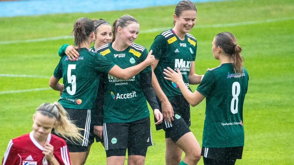 Maja Olsson kramas om efter ett av sina sex mål hittills i ESK.s division 2-lag den här säsongen. Hon är ändå glad men ändå självkritisk, tycker att hon och laget ska sätta fler chanser och att lagdelarna kan jobba ihop ännu bättre.