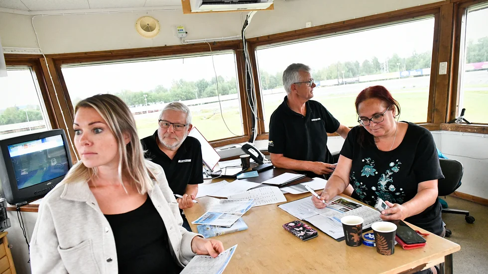 I måldomartornet på Skellefteåtravet har måldomaren och ledamöterna i måldomarnämnden full fokus åt alla håll. Från vänster: Viktoria Jansson, Sören Agnemo, måldomaren Ulf Albertsson och Åsa Brännström.