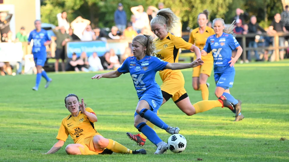 Sunnanå ställs mot Notviken – bilden från sommarens derby mot Myckle. 