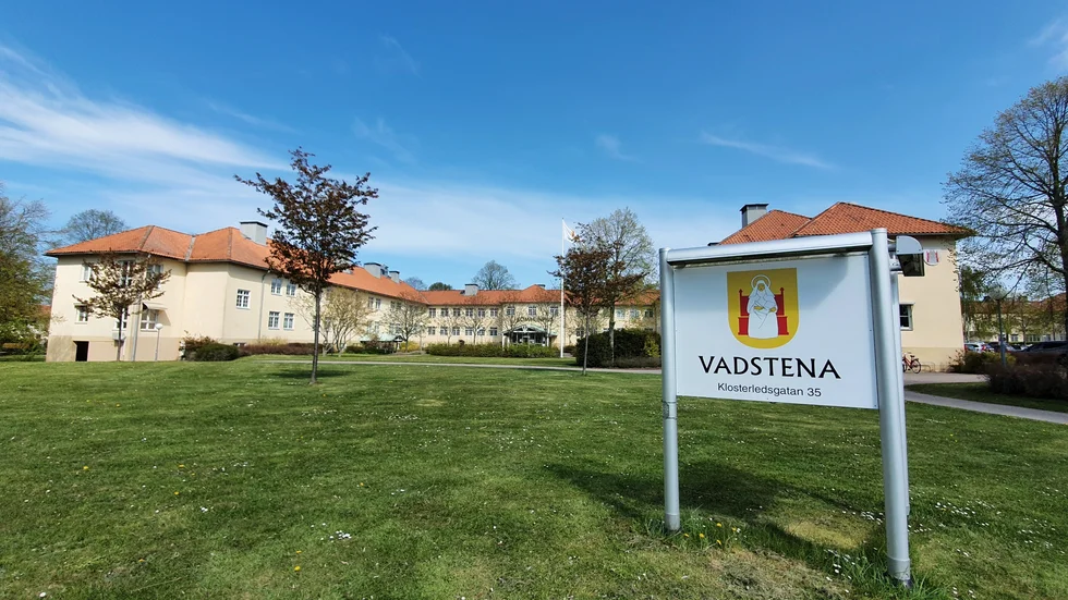 De kommunanställda i Vadstena har en av länets högsta genomsnittslöner.