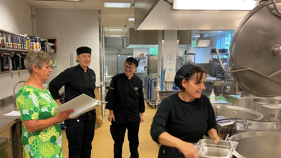 I köket på Omega lagas runt två tusen skolmåltider varje dag. På bilden: Marianne Backrud Hagberg, Helene Moberg Jansson, Anita Forss och Sheje Mehmeti.