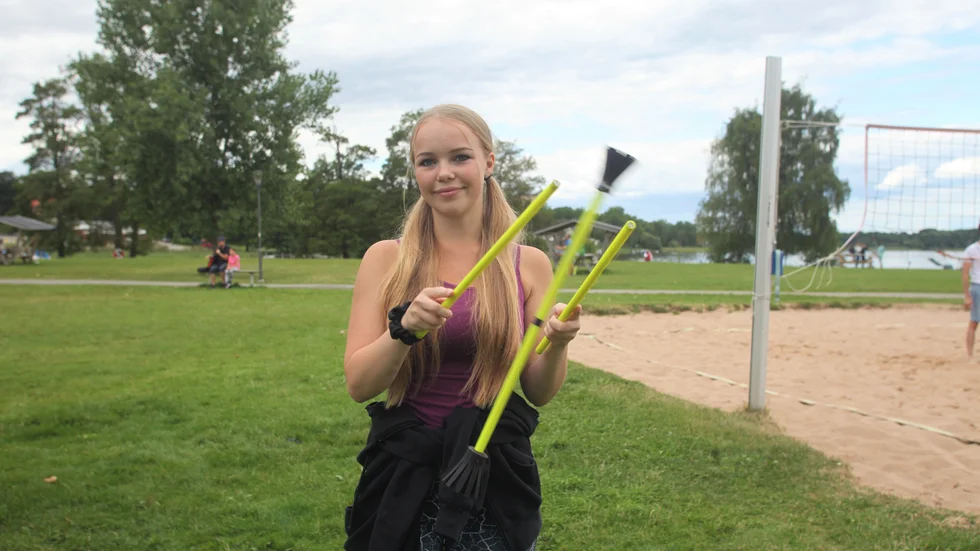 Vad är svårast? Jonglera med käglor, svarar Embla Föyen, 17. Här visar hon hur du använder redskapet flowerstick. 