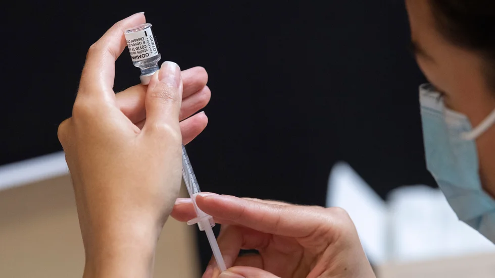 Både egenintresset och solidaritet talar för att det är rimligt att snabbt få fram mer vaccin till tätbefolkade fattiga länder. 
