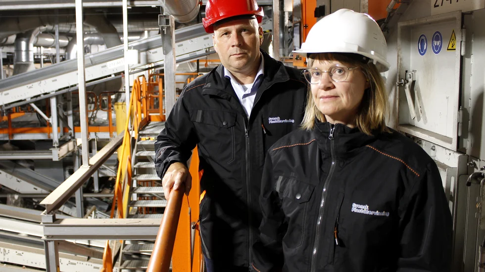 Mattias Philipsson och Karin Petersson på Svensk plaståtervinning, en anläggning som framöver kan komma att växa rejält.