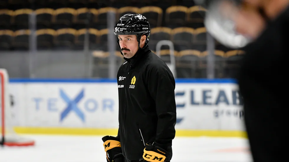 Pierre Johnsson har äntligen en fulltalig backsida och är tydlig med att AIK går all in för att vinna i CHL. 