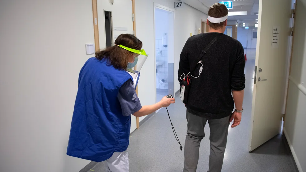På Karolinska sjukhuset i Solna finns en av få mottagningar i landet som tar emot långtidssjuka i covid-19, även om patienterna inte har legat på sjukhus. Nu ska regionala skillnader i postcovidvården utredas. Arkivbild.