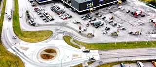 Nedskräpning och skadegörelse efter nattliga bilträffar – fastighetsägaren har fått nog