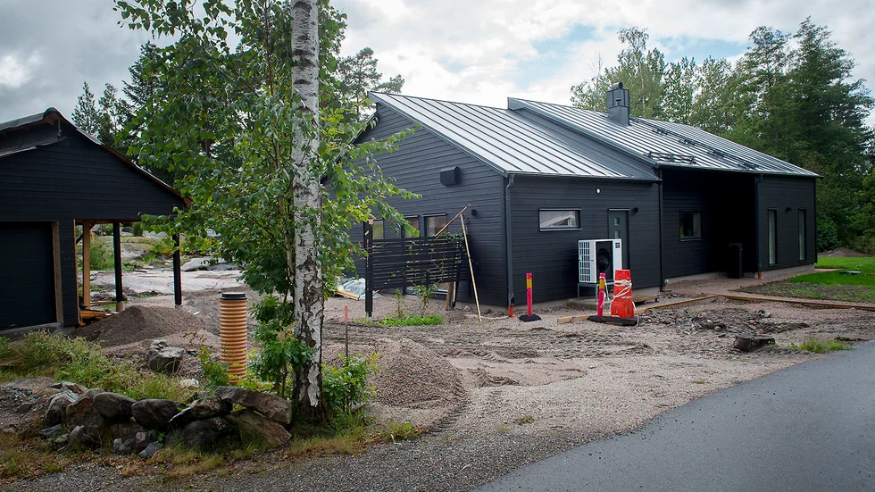 Det finns flera frågetecken kring Kjell Anderssons husbygge i Stjärnholm. Som mark- och exploateringsstrateg representerar han kommunen när någon hugger ner kommunala träd. Nu har han själv huggit ner träd som tillhör kommunen.