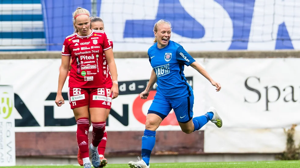 Mia Jalkerud jublar sedan hon skickat in 1–0 till Eskilstuna United i hemmamatchen mot Piteå i söndags.