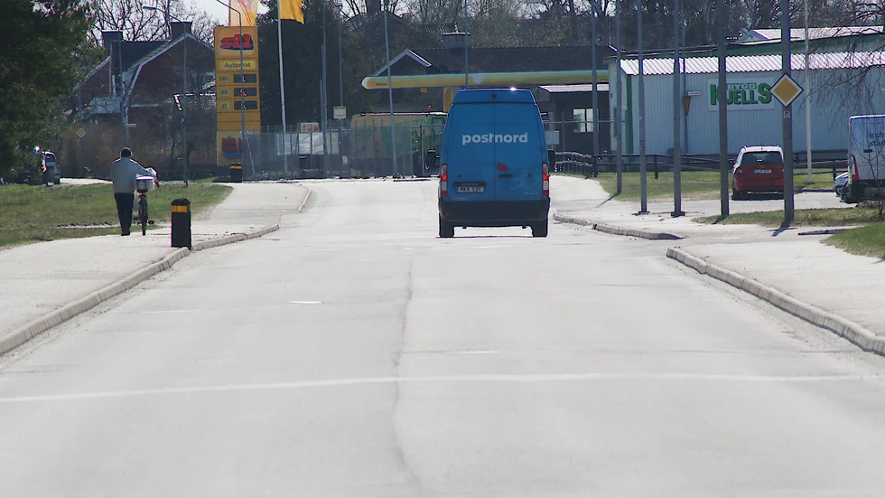 Norra Oskarsgatan i Hultsfred, den mest trafikerade i samhället. Nu ska den äntligen få en ordentlig cykelväg vid sidan om. Trafikverket betalar ut över nio miljoner till flera olika projekt i Hultsfred