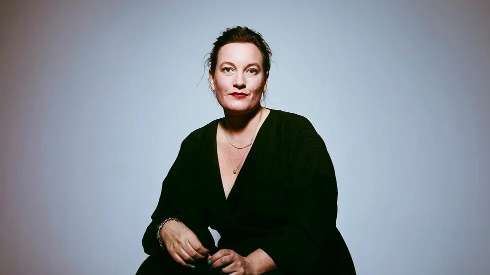 Agnes Lidbeck debuterade 2017 med den hyllade succéromanen "Finna sig". Senast gav hon 2019 ut romanen "Gå förlorad".