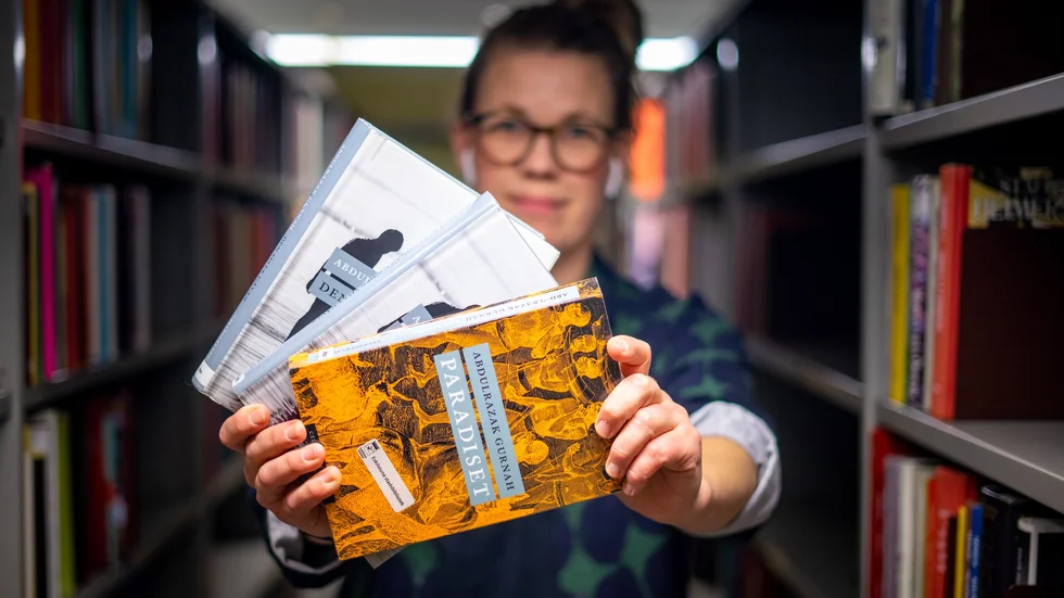 Böcker värda sin vikt i guld. Malin Andersson gör sig redo att bära upp titlarna till den lästörstiga skaran Eskilstunabor som tagit sig till biblioteket dagen i ära.