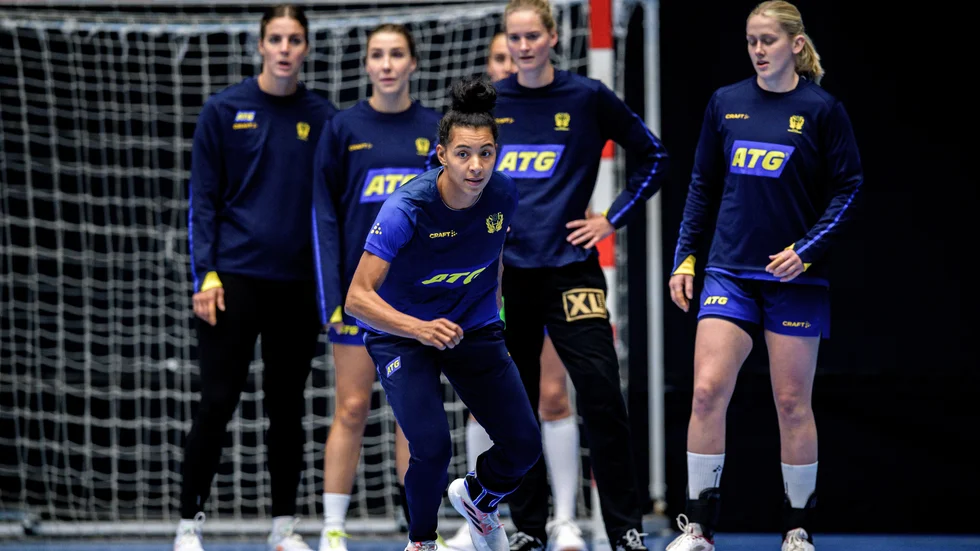 Rutinerade Jamina Roberts och hennes landslagskamrater är på plats i Eskilstuna för att ta emot Island i EM-kvalets premiärmatch.