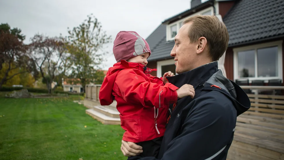 
Familjen övervägde till en början att göra en anmälan till patientnämnden, men har landat i att de inte tagit skada av händelsen. "Man har så mycket annat att tänka på med två barn, och det viktigaste är att alla mår bra", säger Marcus Torefeldt som här håller i dottern Juni.