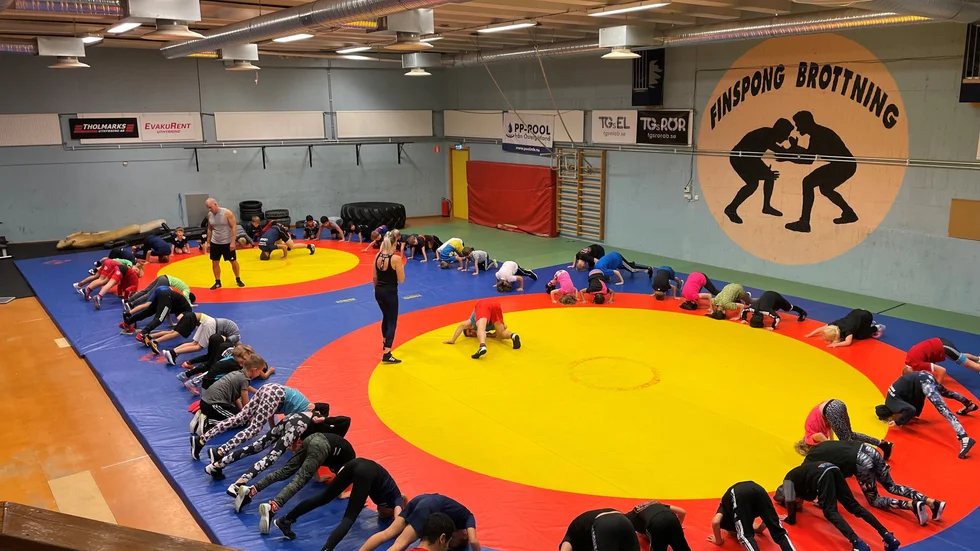 60 nybörjare från olika klubbar i länet deltog vid kickofflägret i brottning i Finspång.
