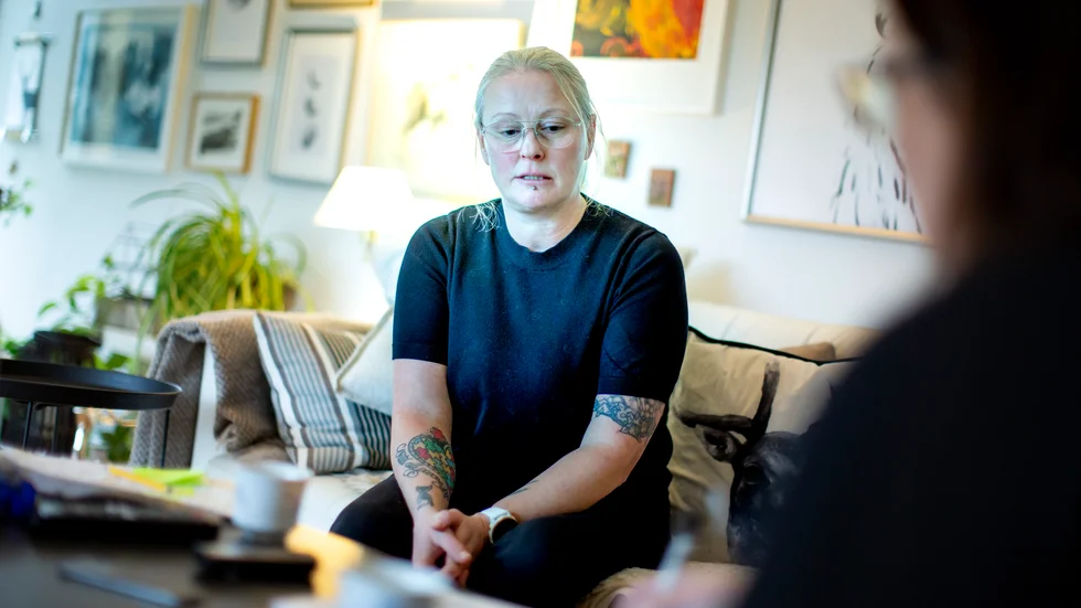Ingela Svalbergs 12-åriga dotter har grav autism. Hon är kritisk till hur skoltaxi sköter transporterna till skolan. "Många chaufförer kör alldeles för fort", säger hon. 