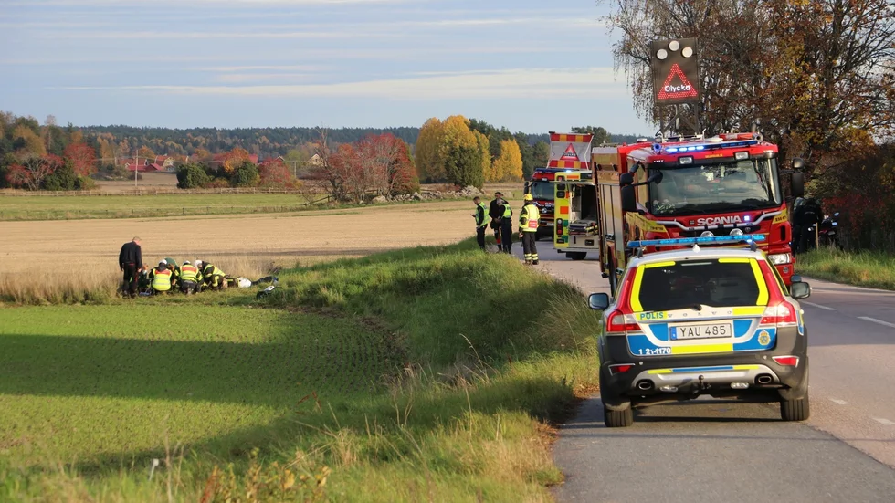 Räddningstjänst och polis larmades ut till en motorcykelolycka i Knivsta på fredagseftermiddagen.
