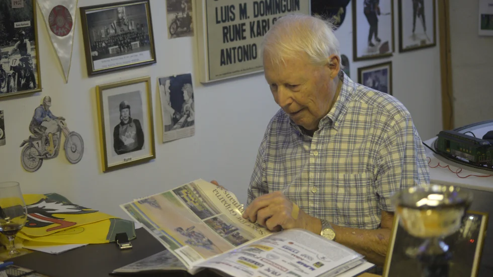 Rune "Forby" Karlsson bläddrar igenom sin pärm med speedway relaterade artiklar som SN har skrivit. 