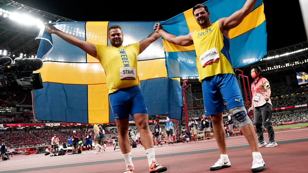 TOKYO 20210731Sveriges Daniel Ståhl och Simon Pettersson firar efter diskusfinalen under sommar-OS i Tokyo. Foto Björn Larsson Rosvall / TT kod 9200*** Bilden ingår i SPORTPAKET. För övriga BETALBILD **