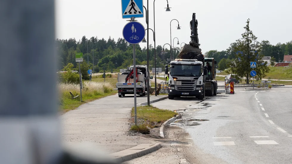 Vattenläckan har skadat den nylagda asfalten på Dammvägen.