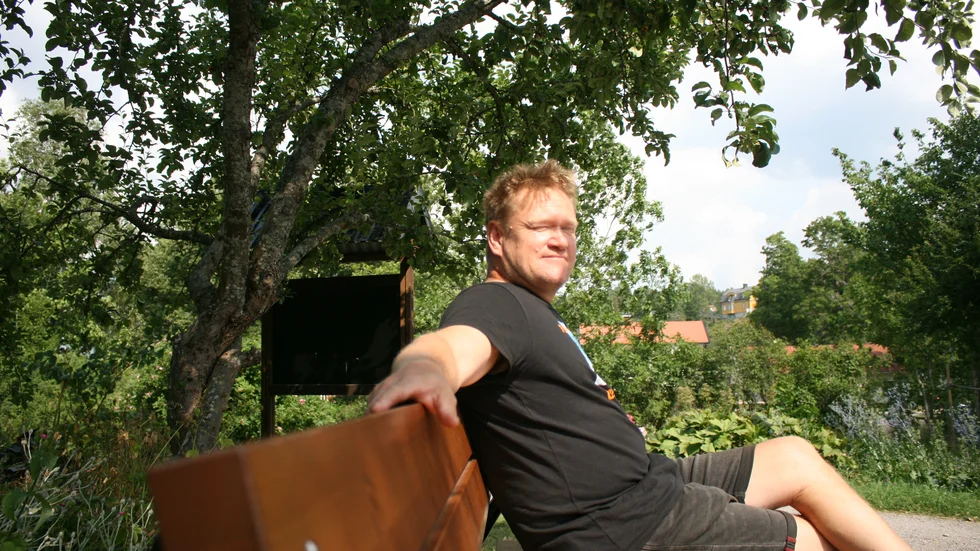 "Jättebra att man försöker byta varje år, för det behövs", säger Patric Mälarsten om parkbänkarna i Eskilstuna kommun. 