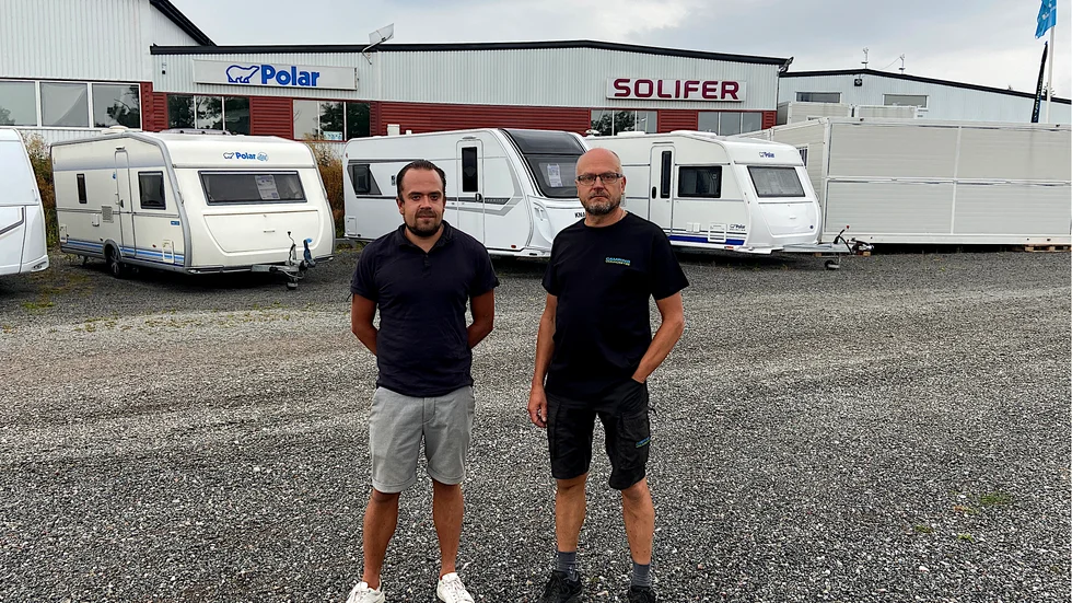 Gustav Henriksson och Christer Henriksson framför de sista kvarvarande husvagnarna i Lådö.