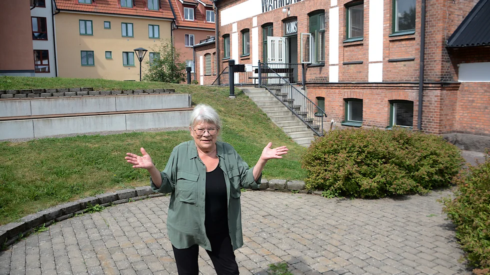 Årets enda tänkta Kulturkväll vid Warmbadhuset hänger fortfarande i luften, konstaterar Kerstin Lindgren Christe ordförande i Vimmerby Konstförening. Det är polisen som dröjer med tillståndet för musiken. "Jag har beslutat att vi kör konstutställningen i vilket fall som helst", säger hon.