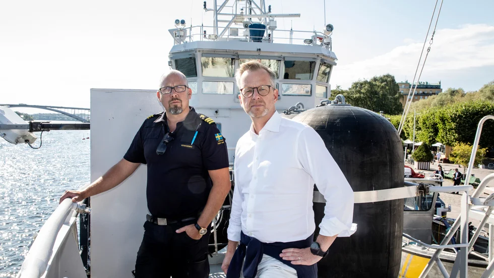 Johan Berggren, befälhavare på Kustbevakningens fartyg KBV 031 möter inrikesminister Mikael Damberg (S).