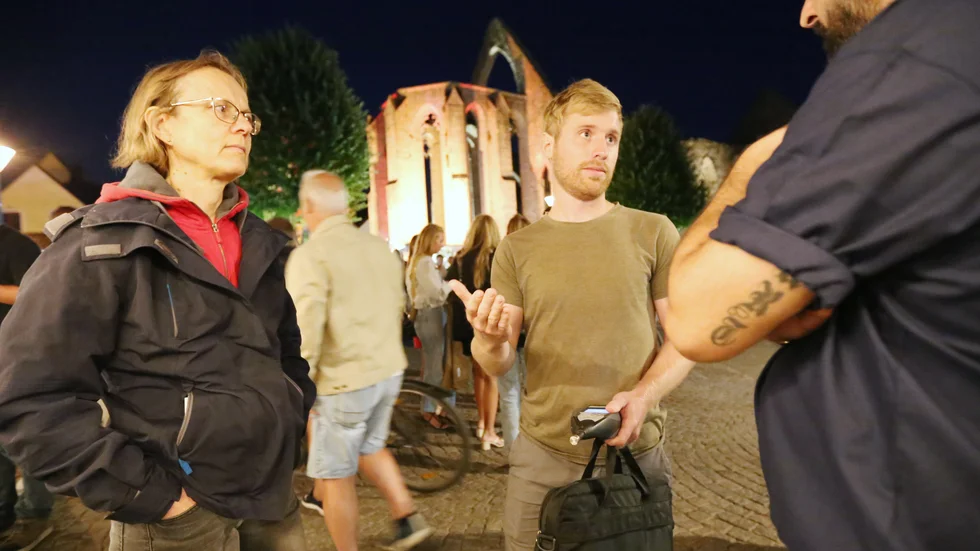 Musikbuller från krogarna i stan gör att många boende inte kan sova på nätterna. Miljöskyddsinspektörerna Claudia Castello och Jonatan Levin tar emot klagomålen och försöker lösa problemen. 