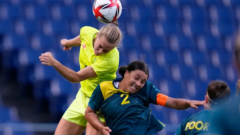 Magdalena Eriksson och Australiens anfallsstjärna Sam Kerr i det första mötet i OS. I semifinalen möts de igen.