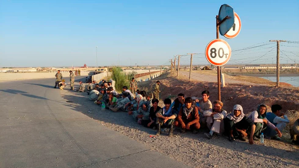 Afghanska regeringssoldater vid den tadzjikiska gränsen i juni, efter att de tvingats retirera till Tadzjikistan efter en talibanoffensiv.