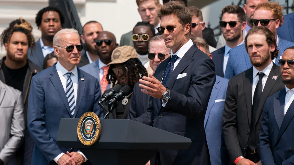 Tampa Bay Buccaneers quarterback Tom Brady i talarstolen med USA:s president Joe Biden vid sin sida och laget bakom sig.