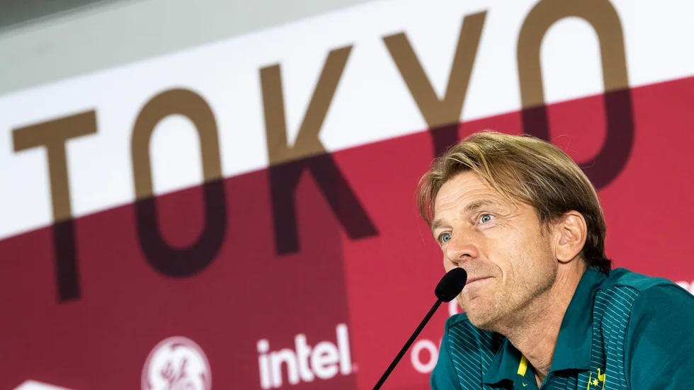 Australiens förbundskapten i fotboll, Tony Gustavsson, vid en pressträff i Yokohama dagen före OS-semifinalen mot Sverige.